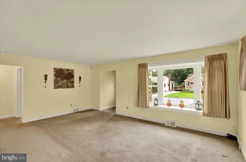 Living - 2008 Cullum Dr, Reading, PA 19601 photo 2 of 3