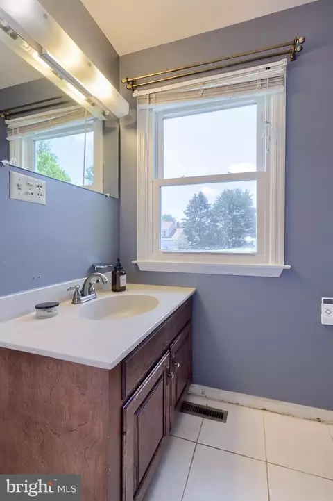 Bath - 121 Sage Dr, Reading, PA 19608 photo 3 of 4