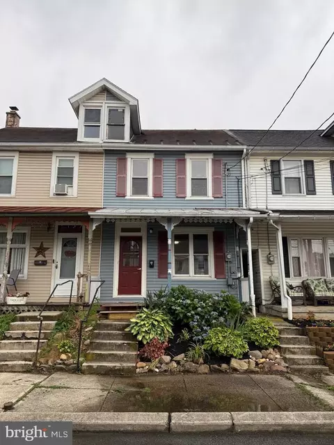 26 W Smith St, Topton, PA 19562