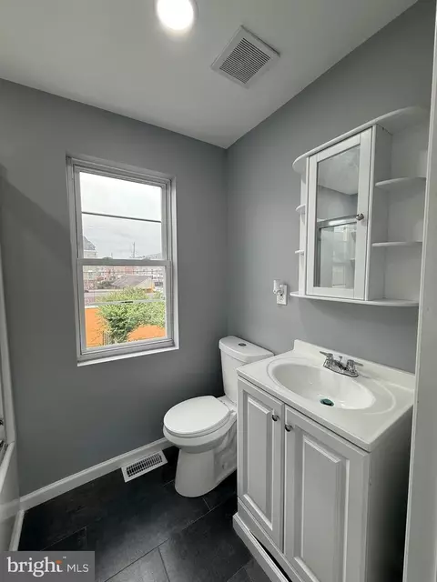 Bath - 331 Spring Garden St, Reading, PA 19602 photo 3 of 4