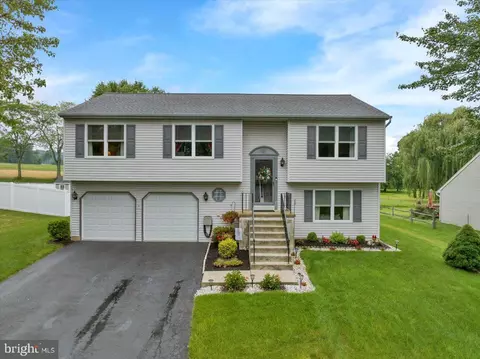 6 Dogwood Dr, Wernersville, PA 19565