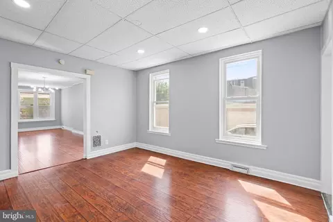 Living - 1009 Pike St, Reading, PA 19604 photo 3 of 4