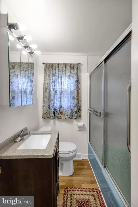 Bath - 3533 Chestnut St, Reading, PA 19605 photo 2 of 3