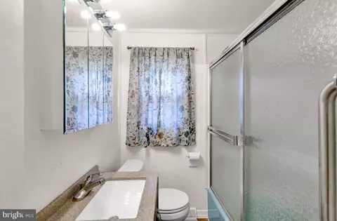 Bath - 3533 Chestnut St, Reading, PA 19605 photo 1 of 3