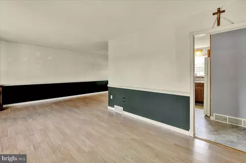 Living - 603 Governor Dr, Reading, PA 19607 photo 1 of 4