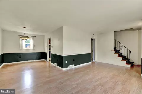 Living - 603 Governor Dr, Reading, PA 19607 photo 3 of 4