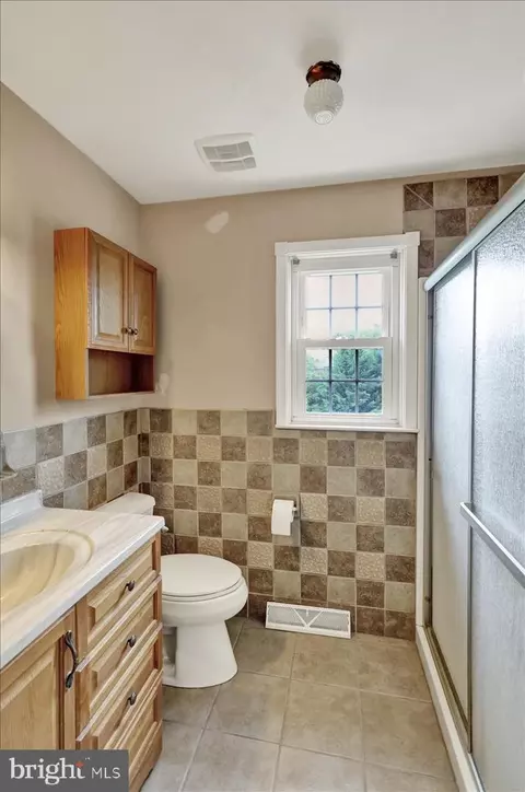 Bath - 603 Governor Dr, Reading, PA 19607 photo 2 of 4