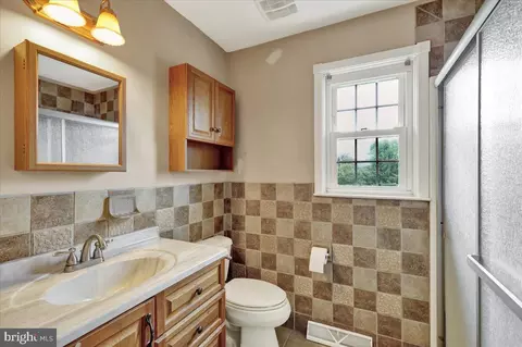 Bath - 603 Governor Dr, Reading, PA 19607 photo 1 of 4