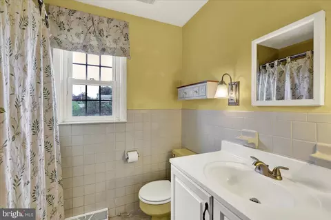 Bath - 603 Governor Dr, Reading, PA 19607 photo 3 of 4