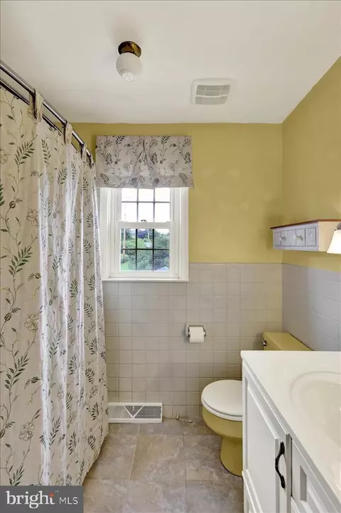 Bath - 603 Governor Dr, Reading, PA 19607 photo 4 of 4