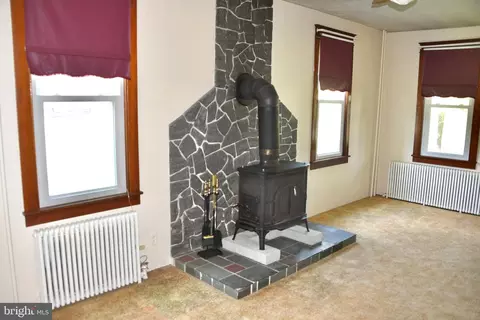 Living - 722 Mohns Hill Rd, Reading, PA 19608 photo 2 of 5