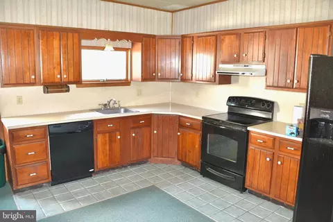 Kitchen - 722 Mohns Hill Rd, Reading, PA 19608 photo 1 of 3