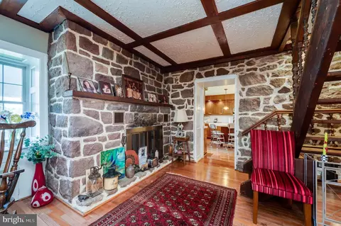 Entry Way - 578 Old Lancaster Pike, Reading, PA 19607 photo 4 of 10
