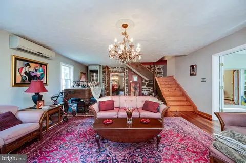 Living - 578 Old Lancaster Pike, Reading, PA 19607 photo 3 of 4