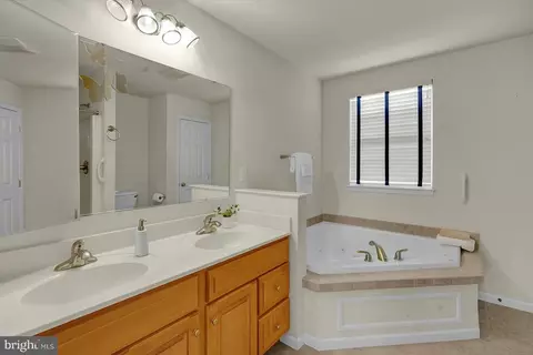 Bath - 3 Fallowfield Cir, Reading, PA 19607 photo 1 of 3