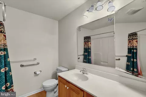 Bath - 3 Fallowfield Cir, Reading, PA 19607 photo 2 of 3