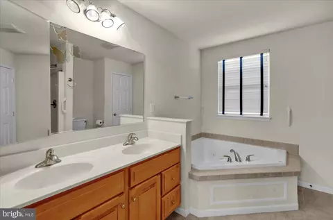 Bath - 3 Fallowfield Cir, Reading, PA 19607 photo 3 of 3