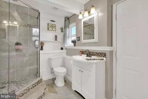 Bath - 909 Sofianos Ln, Reading, PA 19605 photo 2 of 5