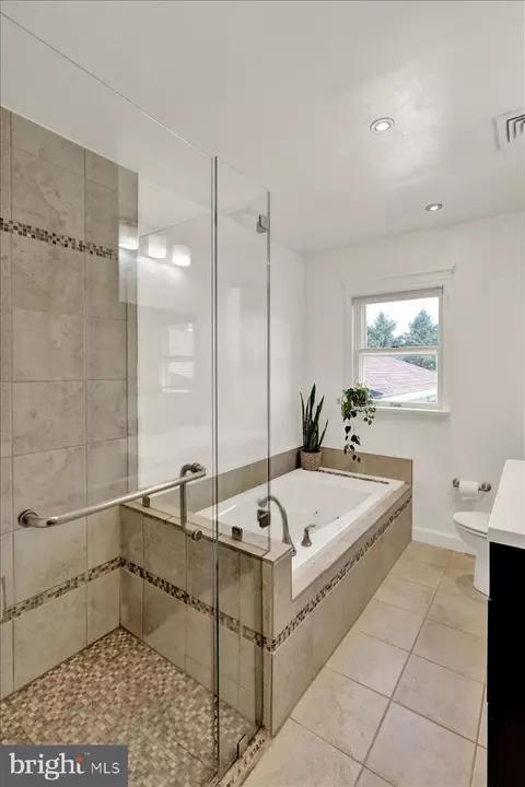 Bath - 909 Sofianos Ln, Reading, PA 19605 photo 5 of 5
