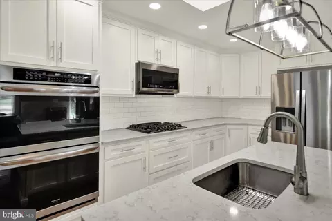Kitchen - 909 Sofianos Ln, Reading, PA 19605 photo 3 of 5