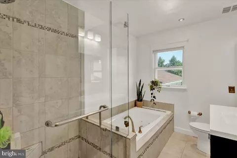 Bath - 909 Sofianos Ln, Reading, PA 19605 photo 4 of 5