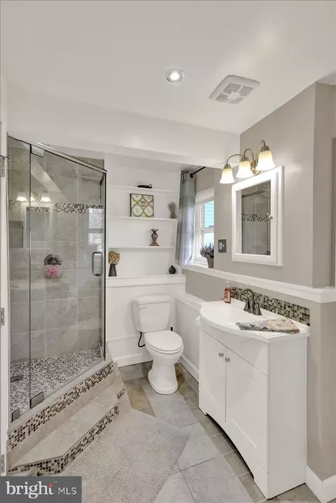 Bath - 909 Sofianos Ln, Reading, PA 19605 photo 3 of 5
