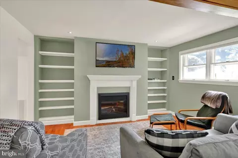 Living - 909 Sofianos Ln, Reading, PA 19605 photo 2 of 4