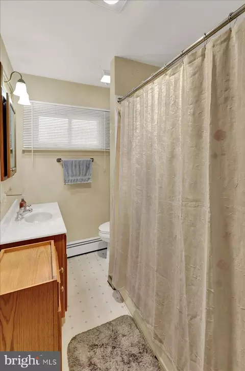 Bath - 1621 Bradford Ave, Reading, PA 19607 photo 3 of 5