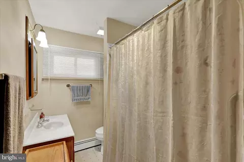 Bath - 1621 Bradford Ave, Reading, PA 19607 photo 2 of 5