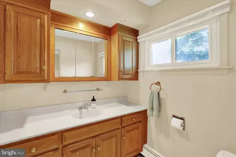 Bath - 1621 Bradford Ave, Reading, PA 19607 photo 1 of 5