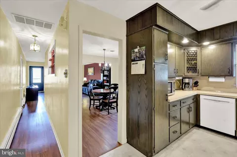 Entry Way - 1621 Bradford Ave, Reading, PA 19607 photo 1 of 3
