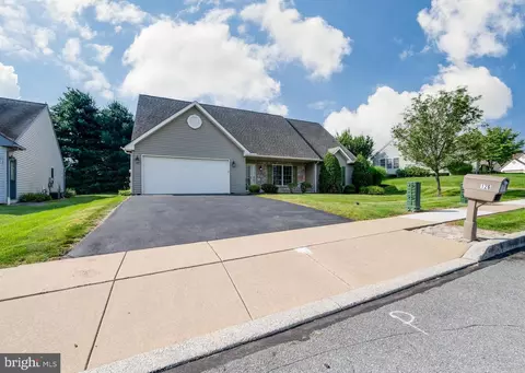 126 S Cacoosing Dr, Reading, PA 19608 photo 2
