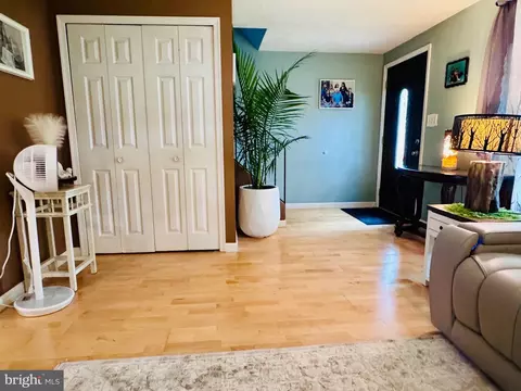 Entry Way - 407 Oley St, Wyomissing, PA 19610 photo 3 of 7