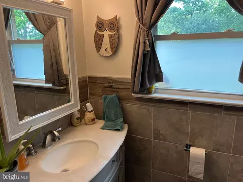 Bath - 393 Mountain View Rd, Reading, PA 19607 photo 2 of 3