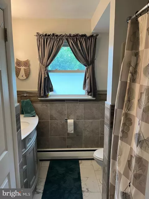 Bath - 393 Mountain View Rd, Reading, PA 19607 photo 1 of 3