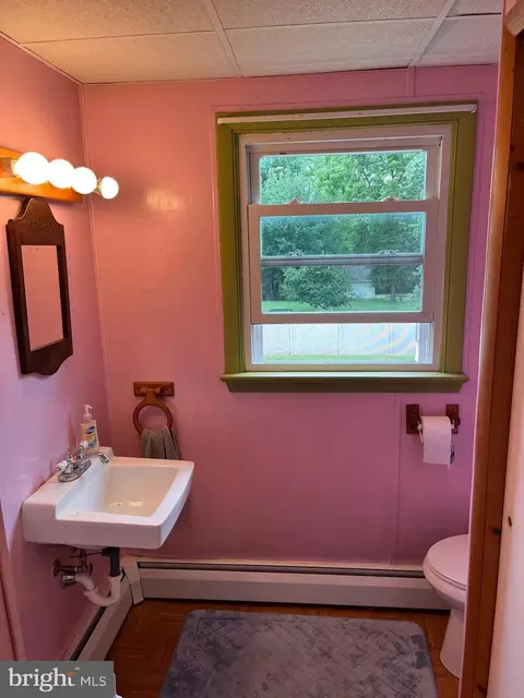 Bath - 393 Mountain View Rd, Reading, PA 19607 photo 3 of 3