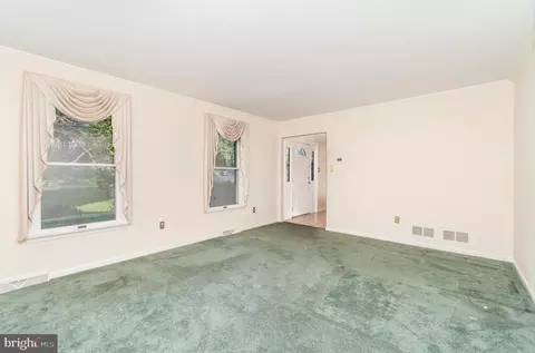 Living - 25 Estates Dr, Reading, PA 19606 photo 2 of 4