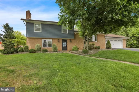 4 Executive Cir, Reading, PA 19606 photo 2