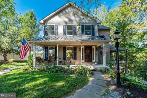 35 Winding Creek Dr, Douglassville, PA 19518