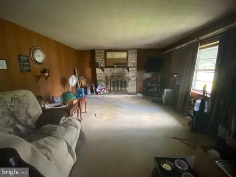 Living - 1530 Liggett Ave, Reading, PA 19607 photo 1 of 1