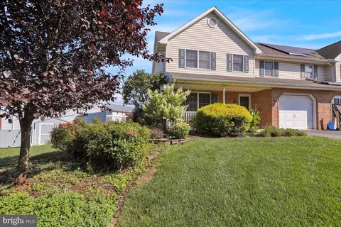 903 Cacoosing Dr, Reading, PA 19608 photo 3