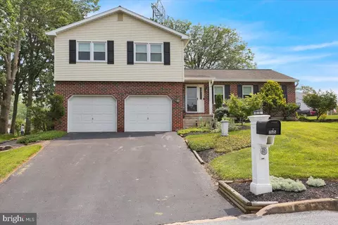 205 Fairway Dr, Reading, PA 19606
