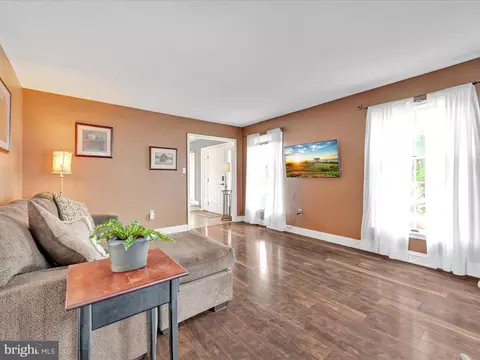 Living - 27 Flint Ridge Dr, Reading, PA 19607 photo 2 of 4