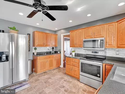 Kitchen - 27 Flint Ridge Dr, Reading, PA 19607 photo 2 of 3
