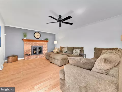 Living - 27 Flint Ridge Dr, Reading, PA 19607 photo 3 of 4