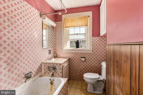 Bath - 122 Reading Ave, Reading, PA 19607 photo 1 of 1