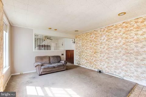 Living - 122 Reading Ave, Reading, PA 19607 photo 2 of 4
