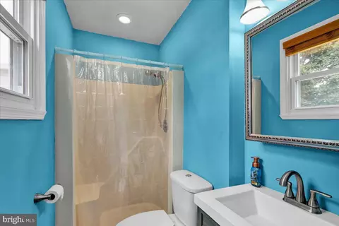 Bath - 2144 Mayo Dr, Reading, PA 19601 photo 3 of 6
