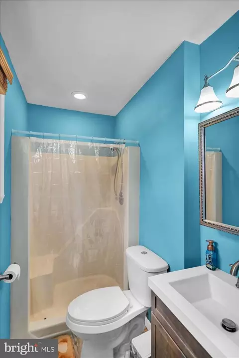 Bath - 2144 Mayo Dr, Reading, PA 19601 photo 4 of 6