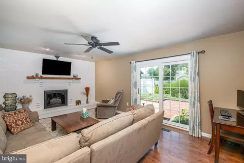 Living - 100 Mesa Dr, Sinking Spring, PA 19608 photo 3 of 4